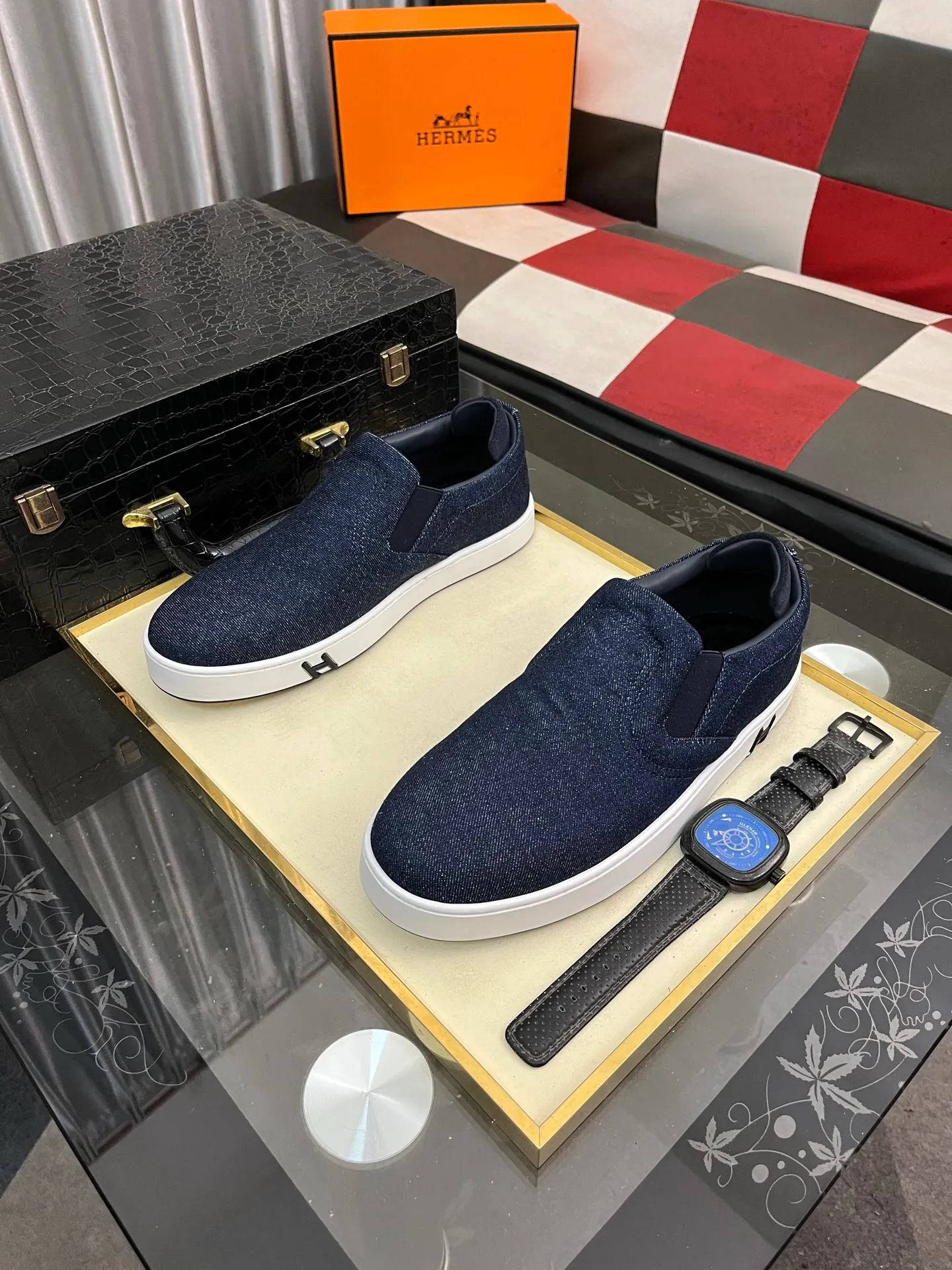 Men's Men's Shoes💰458⌚️⌚️HERMES/Hermès Hugo sneakers are casual men's shoes. These sneakers are made of imported first-layer cowhide leather and breathable mesh design. The contrasting color design creates a dynamic and modern shape. The front end of the toe is decorated with natural-color rubber inlays, making it novel and fashionable. The texture is incomparable, with cowhide lining and cowhide foot pads, the upper foot is comfortable and breathable, and the rubber sole is decorated with geometric patterns and iconic "H" details. A very personal one! Size: 38-44
